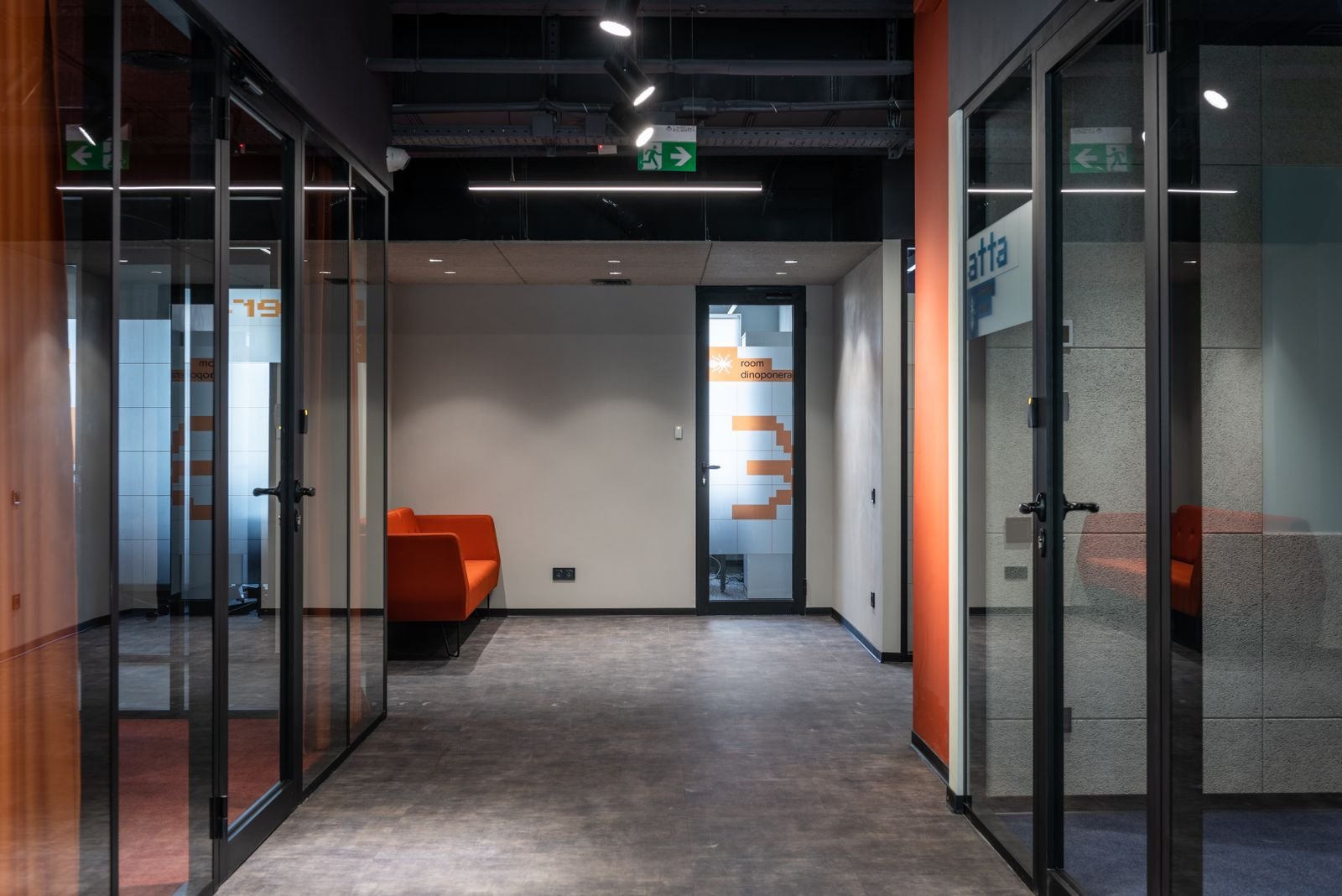Hall d'immeuble bordelais nettoyé par une équipe professionnelle